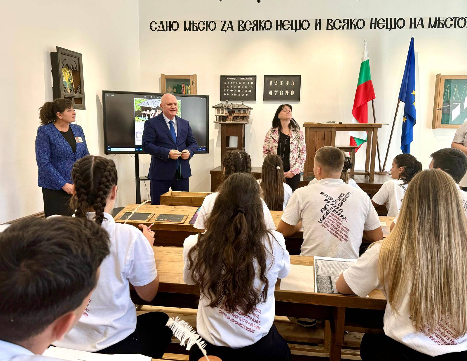  Открит урок в музея на образованието с възпитаници от Априловската гимназия 